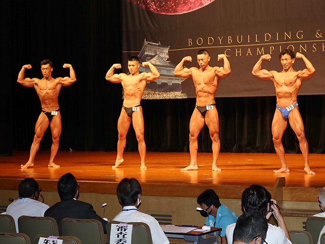 鍛え上げた肉体美を披露する出場者＝岐阜市金町、市文化センター