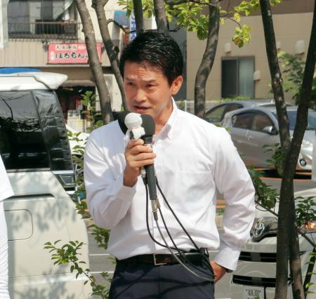 　福島県のＪＲ郡山駅前で街頭演説する立憲民主党の小川幹事長＝４日午前