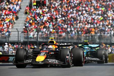 　決勝で走行するレッドブルの角田裕毅（手前）＝モントリオール（ゲッティ＝共同）