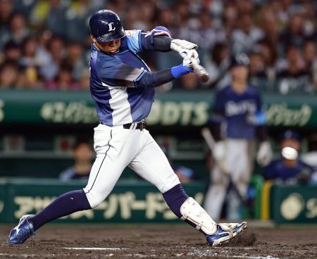 　５回西武１死二塁、桑原が中前に先制打を放つ＝甲子園