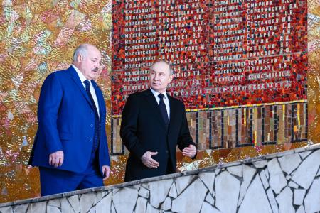 　独ソの激戦「スターリングラード攻防戦」の追悼施設を訪れたロシアのプーチン大統領（右）とベラルーシのルカシェンコ大統領＝２９日、ロシア南部ボルゴグラード（タス＝共同）