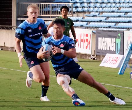 　フィジー戦に向けて練習するラグビー日本代表の長田（手前）ら＝秩父宮ラグビー場