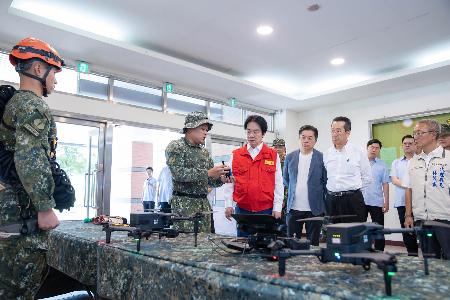 　台風９号に備えて台湾北東部・宜蘭県の陸軍施設を視察した頼清徳総統（左から３人目）＝９日（総統府提供、共同）