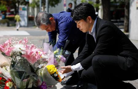 　乗用車暴走事故から７年となり、慰霊碑に献花する松永拓也さん（右）と真菜さんの父上原義教さん＝１９日午後、東京・池袋