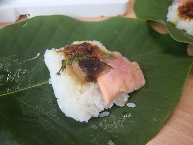 吉泉館竹翠亭の朴葉ずし。具材はベニマス、シイタケ、アサリ、ショウガ、木の芽。日によって食材は変わる