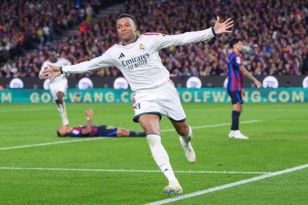 　バルセロナとの伝統の一戦「クラシコ」を２―１で制したレアル・マドリードのエムバペ＝２５日、スペイン・バルセロナ（ゲッティ＝共同）