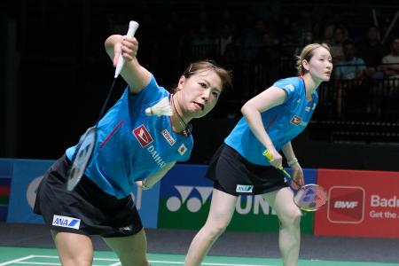 　台湾のペアに勝って準決勝へ進んだ福島由紀（左）、松本麻佑組＝９日（ゲッティ＝共同）