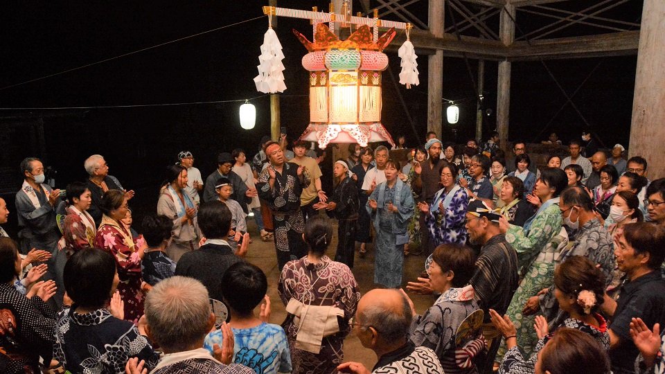 白鳥の拝殿踊りで踊りの輪を広げる踊り手たち＝９日夜、郡上市白鳥町長滝、長滝白山神社