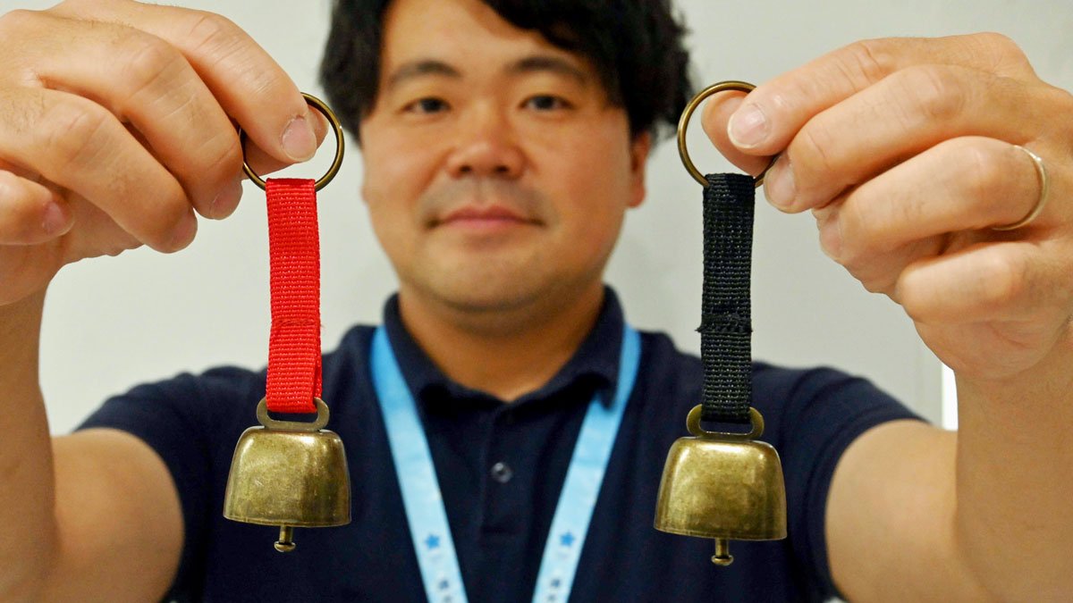 児童・生徒に配布されたクマよけの鈴＝大垣市役所