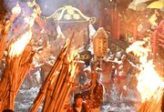 「朝渡御」で、たいまつに照らされて川を駆け抜けるみこし＝３０日午前０時４６分、安八郡神戸町神戸