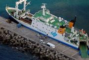 　鹿児島県・悪石島の港に接岸するフェリー。島外へ避難を希望する住民らが乗り込んだ＝４日午前７時１６分（共同通信社機から）