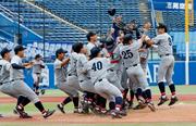 　慶大を破って５４年ぶり３度目の優勝を果たし、喜ぶ関大ナイン＝神宮