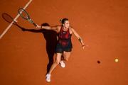 　女子シングルス２回戦でプレーするアリーナ・サバレンカ＝２８日、パリ（ゲッティ＝共同）
