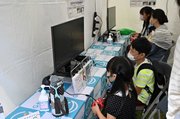 コントローラーを手に画面に向かう子どもたち＝２２日午後、各務原市那加門前町、市民公園