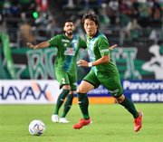 ＦＣ岐阜×讃岐＝前半、ボールを運ぶＦＣ岐阜のＤＦ岡村＝長良川競技場