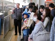 　ゴールデンウイーク後半の５連休初日を迎え、子ども連れらで混雑するＪＲ新大阪駅の新幹線ホーム＝２日午前