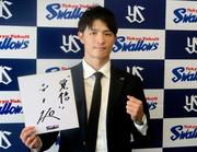 　色紙を手にポーズをとるヤクルトの宮本＝１０日、神宮