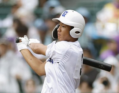２点打を放つ坂口路歩選手