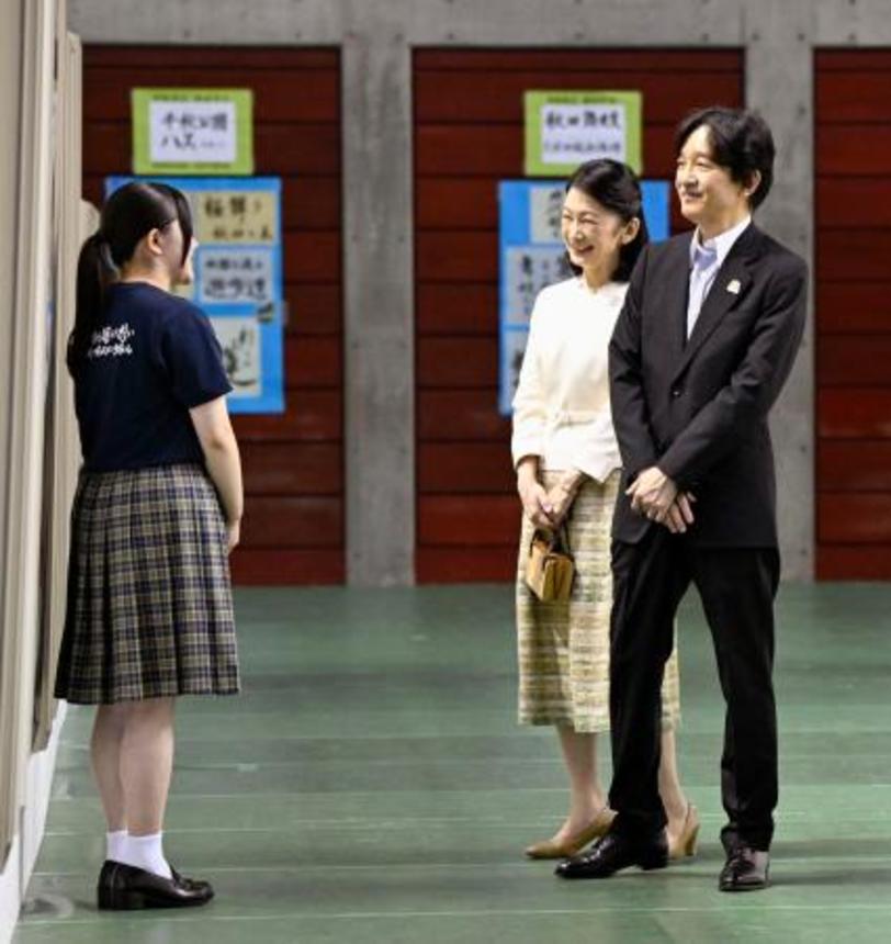 　全国高校総合文化祭の書道部門を視察される秋篠宮ご夫妻＝２７日午前、秋田市