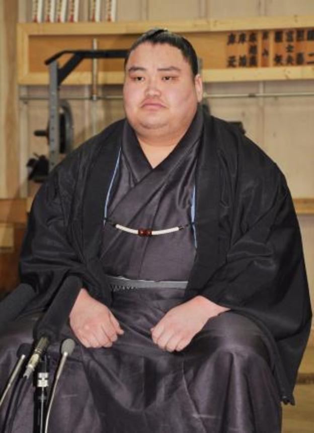 　新十両昇進が決まり、記者会見する旭富士＝３０日、東京都墨田区の伊勢ケ浜部屋