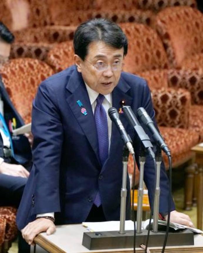 　参院予算委の集中審議で答弁する赤沢経済再生相＝５日午前