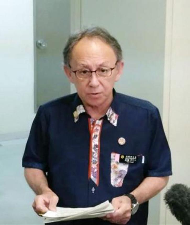 　記者団の取材に応じる沖縄県の玉城デニー知事＝２５日午前、沖縄県庁