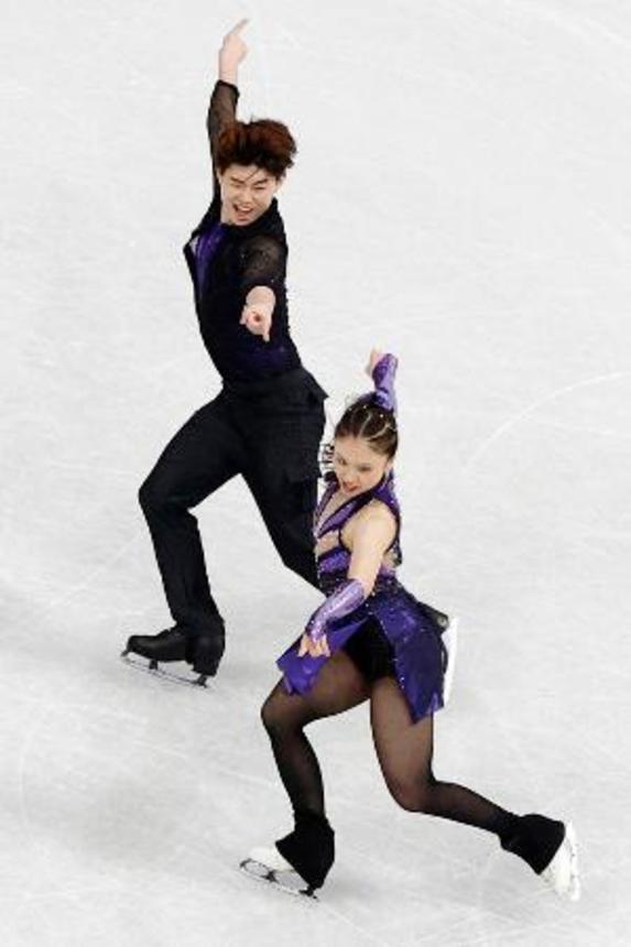 　団体アイスダンス・ＲＤ　演技する吉田唄菜（下）、森田真沙也組＝ミラノ（共同）