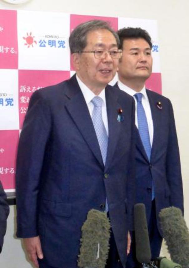 　熊本市で取材に応じる公明党の斉藤代表（左）＝１２日午後