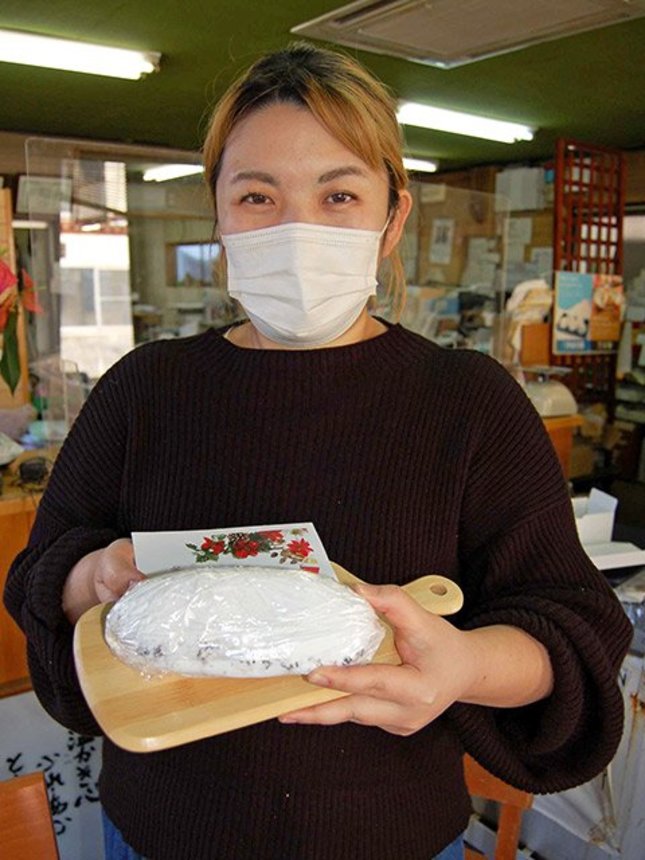 牧成舎が製造販売を始めた「シュトーレン」＝飛騨市古川町、牧成舎
