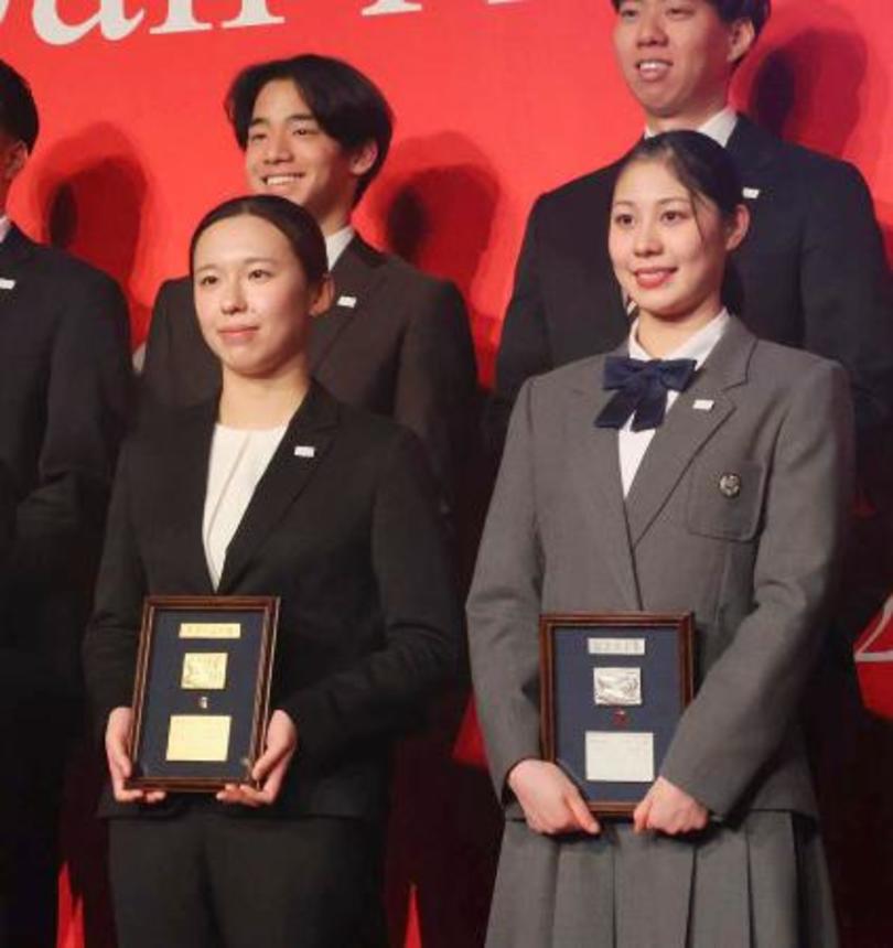 　日本水連の２０２５年度表彰式で最優秀選手に選ばれた、ＯＷＳの梶本一花（左）と優秀選手に選ばれたＡＳの比嘉もえ＝２６日、東京都内