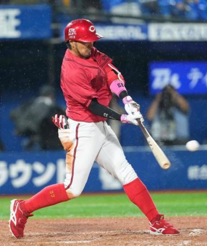 　７回広島１死二塁、菊池が左中間に勝ち越しの適時二塁打を放つ＝横浜