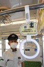 ぎふ犯罪被害者支援センターの２次元コードが書かれたつり革＝岐阜県大垣市高屋町、養老鉄道大垣駅