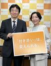 　付き添い入院に関する調査結果について記者会見で写真に納まる「キープ・スマイリング」の光原ゆき理事長（右）ら＝２日、東京都千代田区