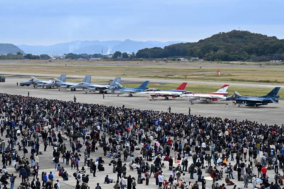ずらりと並んだ戦闘機＝岐阜県各務原市、航空自衛隊岐阜基地