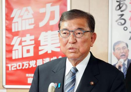 　自民党の麻生最高顧問、菅副総裁、岸田前首相との会談を終え、記者団の取材に応じる石破首相＝２３日午後、東京・永田町の党本部
