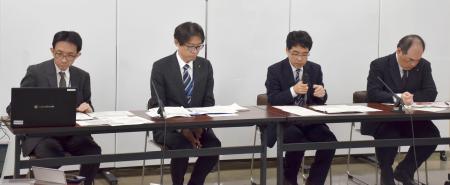 　地下に敷設された管が隆起した問題で、作業の状況について説明する大阪市の担当者＝１２日午前、市役所