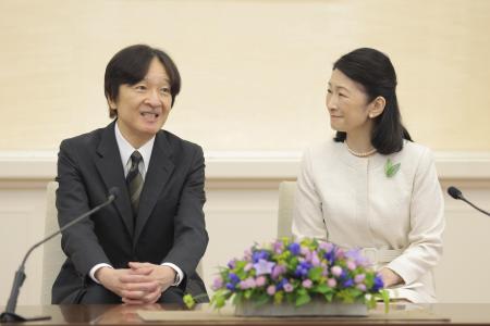 　パラグアイ訪問を前に記者会見される秋篠宮ご夫妻＝１３日、東京・赤坂御用地の赤坂東邸
