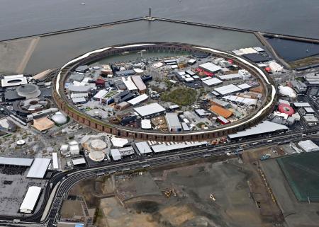 　大屋根リングの一部を現地に残す方向で調整されている大阪・関西万博会場。左下は夢洲駅＝１３日、大阪市此花区の夢洲