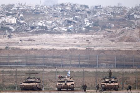 　パレスチナ自治区ガザとの境界周辺に展開したイスラエル軍の戦車＝２３日、イスラエル南部（ロイター＝共同）
