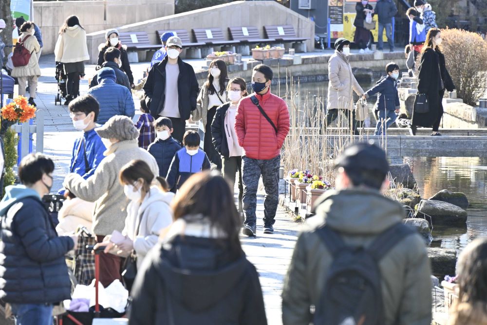 園内を散策する家族連れ＝各務原市川島笠田町、河川環境楽園