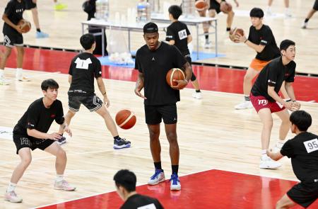 　昨年８月のキャンプで、中高生らを指導するレーカーズの八村塁（中央）＝ＩＧアリーナ