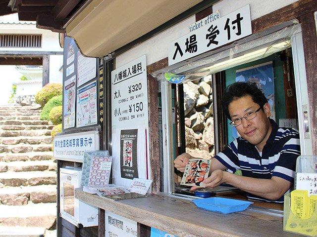 「御城印」発行など、窓口で来場者を出迎える青山幸紀さん＝郡上市八幡町、郡上八幡城