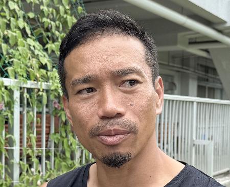 　練習後に取材に応じるＦＣ東京の長友＝１１日、東京都小平市