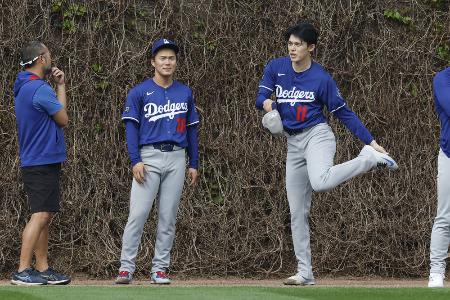　言葉を交わす（右から）ドジャースの佐々木と山本＝４月２３日、シカゴ（共同）