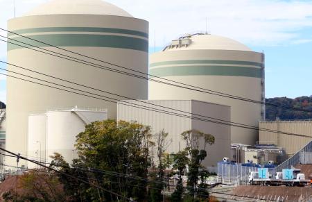 　関西電力高浜原発２号機（右）＝１２日、福井県高浜町