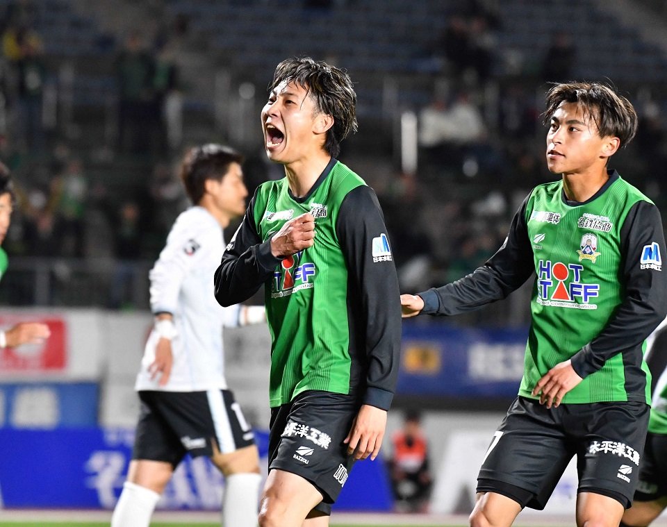 ＦＣ岐阜×富山＝後半追加タイム、同点のＰＫを決め、雄たけびを上げるＦＣ岐阜のＦＷ田口＝長良川競技場