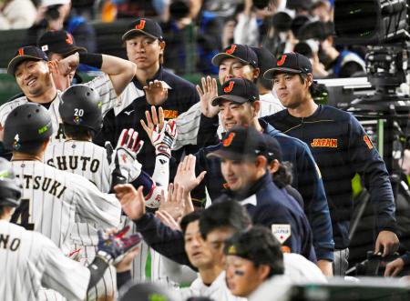 　ＷＢＣ１次リーグのチェコ戦で、３ランを放った周東（左手前から３人目）を迎える大谷（右端）ら＝１０日、東京ドーム