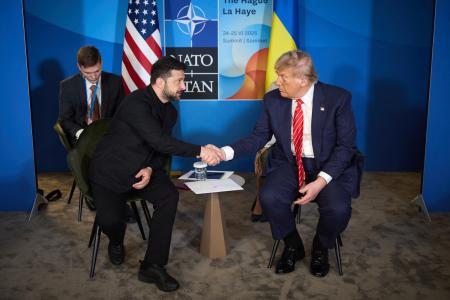 　２５日、オランダ・ハーグで会談したウクライナのゼレンスキー大統領（左）とトランプ米大統領（ウクライナ大統領府提供・ロイター＝共同）
