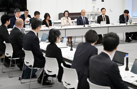 　こども家庭庁で開かれた、「日本版ＤＢＳ」を運用する際の指針策定に向けた有識者検討会の初会合＝２１日午後