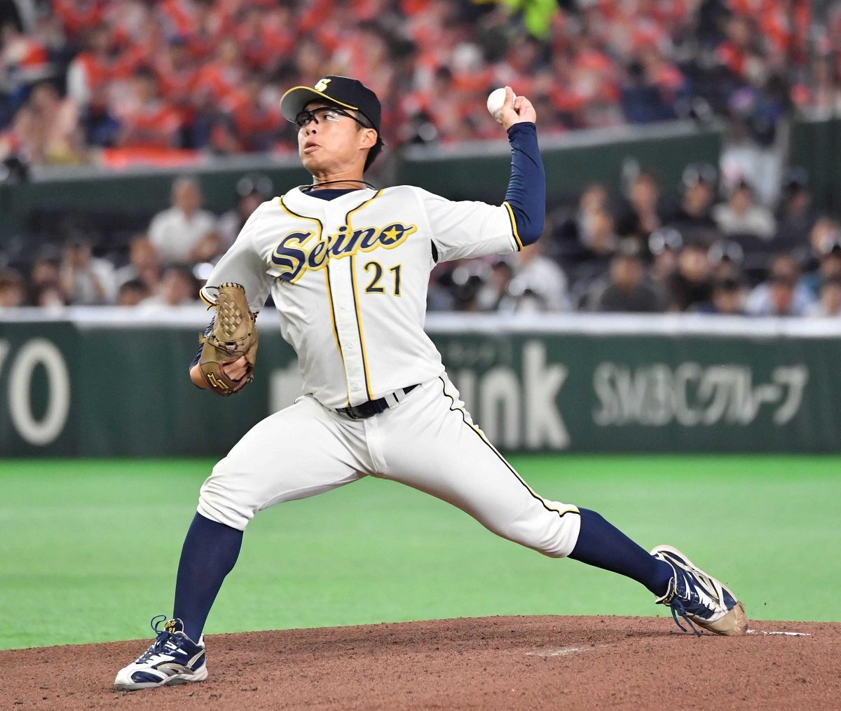 西濃運輸×ＮＴＴ西日本＝力投する西濃運輸の先発摺石＝東京ドーム